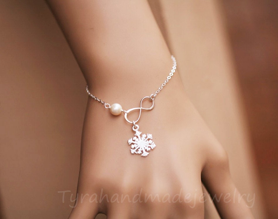 Schneeflocke Armband, Infinity Perle Winter Hochzeitsgeschenk, Beste Freunde, Und Unendlichkeit, Brautjungfer Geschenke, Hochzeit Brautschmuck Schneeflocke Armband, Infinity Perle Winter Hochzeitsgeschenk, Beste Freunde, Und Unendlichkeit, Brautjungfer Geschenke, Hochzeit Brautschmuck von tyrahandmadejewelry