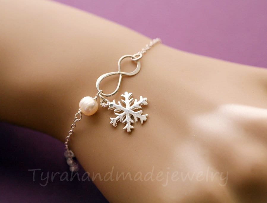 Schneeflocke Unendlichkeit Armband, Brautjungfer Benutzerdefinierte Geburtsstein, Winter Hochzeitsgeschenk, Glücksbringer, Beste Freunde Geschenk Schneeflocke Unendlichkeit Armband, Brautjungfer Benutzerdefinierte Geburtsstein, Winter Hochzeitsgeschenk, Glücksbringer, Beste Freunde Geschenk von tyrahandmadejewelry