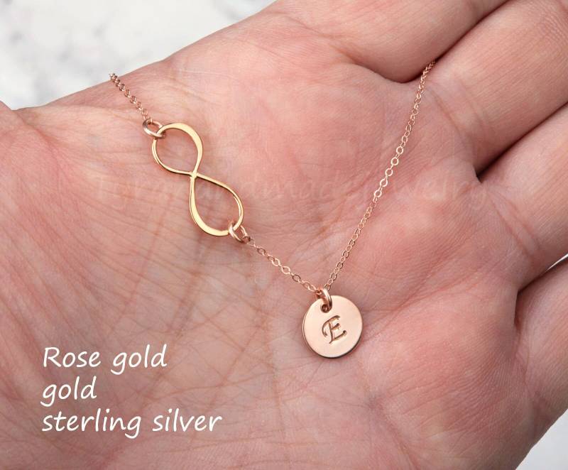 Seitlich Infinity Initial Halskette, Hand Gestempelt Tag, Freundschaft Brautjungfer Geschenk, Hochzeit Schmuck, Schwester Geschenk von tyrahandmadejewelry