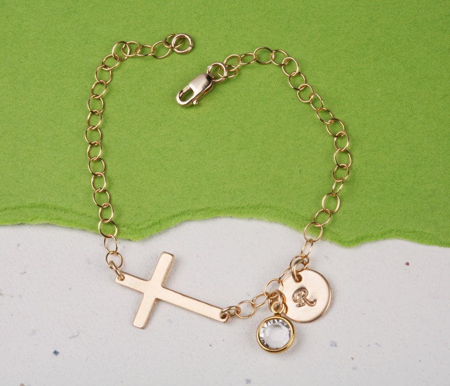 Seitlich Kreuz Charm Armband, Monogramm Initial Namensschild Armband, Custom Armband, Segen, Gott Mutter Geschenk, Muttertag Geschenk Seitlich Kreuz Charm Armband, Monogramm Initial Namensschild Armband, Custom Armband, Segen, Gott Mutter Geschenk, Muttertag Geschenk von tyrahandmadejewelry