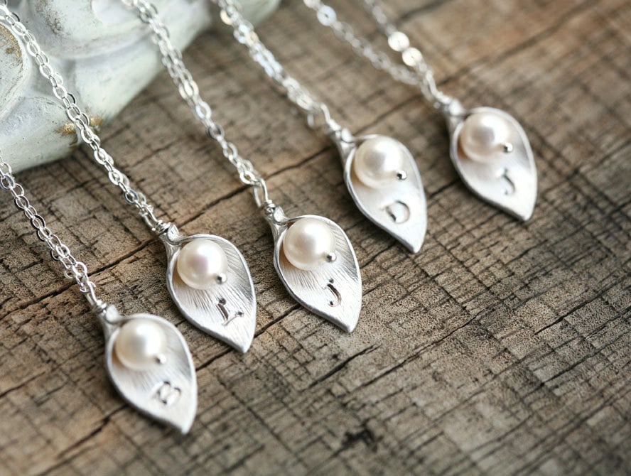 Set Von 4, Initialed Calla Lilie Halskette, Von Hand Gestempelt Monogramm Blume Personalisierte Benutzerdefinierte Geburtsstein, Hochzeitsschmuck Set Von 4, Initialed Calla Lilie Halskette, Von Hand Gestempelt Monogramm Blume Personalisierte Benutzerdefinierte Geburtsstein, Hochzeitsschmuck von tyrahandmadejewelry