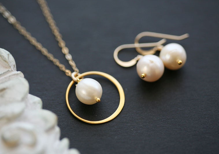 Set Von 5, Ewigkeit Kreis Und Perlenkette, Brautjungfer Geschenk, Halskette, Perle Ohrringe, Karma-Ring, Hochzeit Schmuck-Set, Personalisierte Notiz von tyrahandmadejewelry