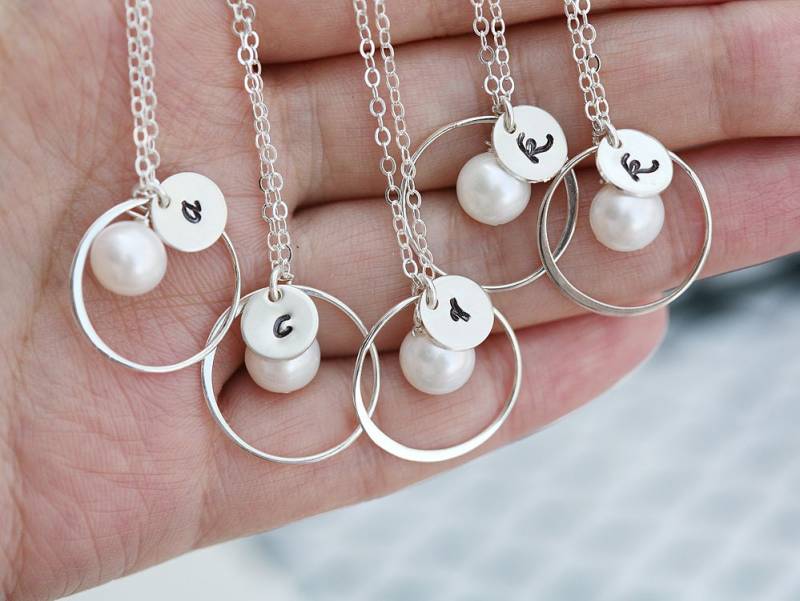 Set Von 7 Personalisierte Perlen Initial Halskette Sterling Silber Karma Kreis, Brautjungfer Schmuck von tyrahandmadejewelry