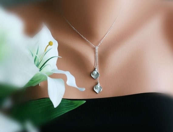 Silber Calla Lilie Halskette, Perle Lariat, Blume Zwei Schwestern Beste Freundin Geschenk, Brautjungfer Geburtstag, Individuelles Zitat Silber Calla Lilie Halskette, Perle Lariat, Blume Zwei Schwestern Beste Freundin Geschenk, Brautjungfer Geburtstag, Individuelles Zitat von tyrahandmadejewelry