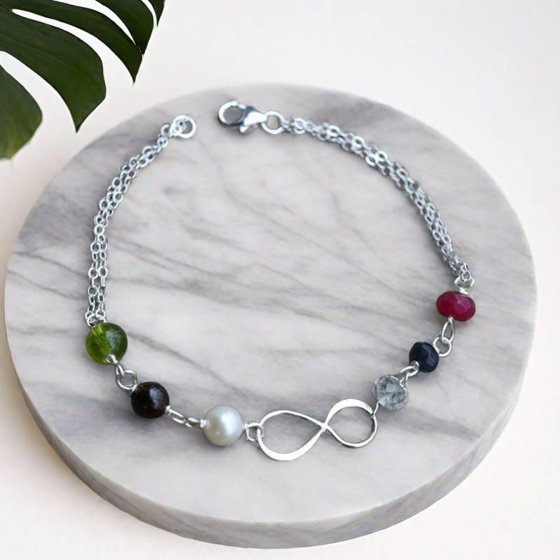 Silber Perlen Geburtsstein Armband, Infinity Benutzerdefinierte Geburtssteine, Mutter Familie Für Immer, Oma Schwestern Armband von tyrahandmadejewelry
