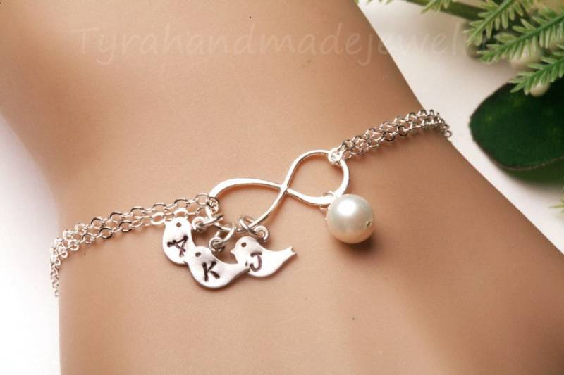Unendlichkeit Erste Armband, Vogel Familie Initialen, Hand Gestempelt Vogel, Mutter Schmuck, Oma Geschenk, Doppelte Kette Unendlichkeit Erste Armband, Vogel Familie Initialen, Hand Gestempelt Vogel, Mutter Schmuck, Oma Geschenk, Doppelte Kette von tyrahandmadejewelry
