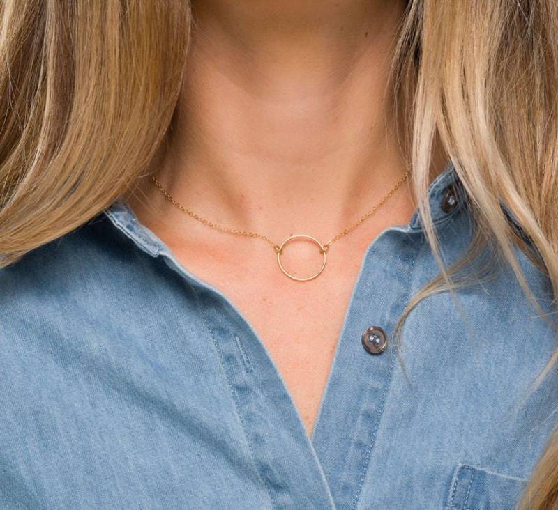 Zierliche Karma Kreis Halskette, Ewigkeit Glück Charme Schwester Liebe Vereinfachte Halsband, Benutzerdefinierte Schmuck-Karte von tyrahandmadejewelry