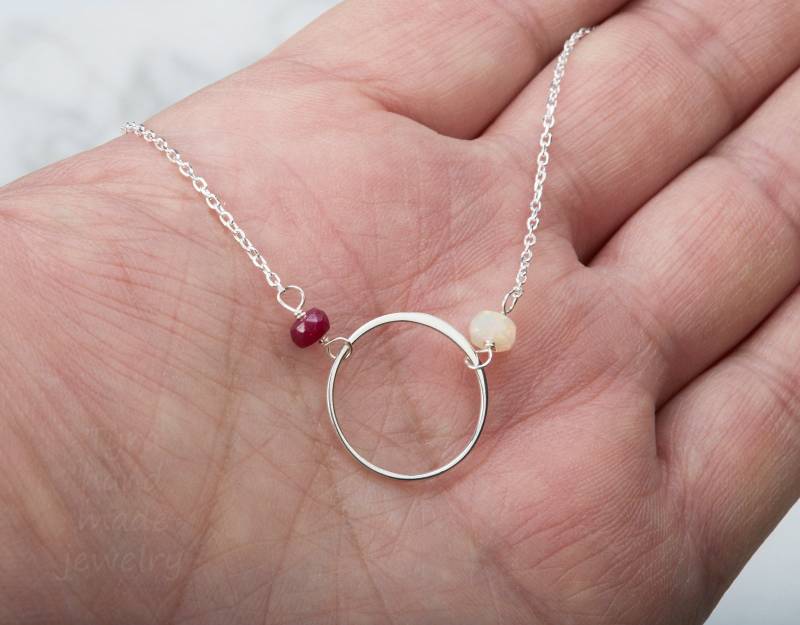 Zwei Geburtssteine An Kreishalskette, Silber Oder Gold, Personalisierte Karma-Kreishalskette, Benutzerdefiniertes Geburtssteingeschenk Zwei Geburtssteine An Kreishalskette, Silber Oder Gold, Personalisierte Karma-Kreishalskette, Benutzerdefiniertes Geburtssteingeschenk von tyrahandmadejewelry