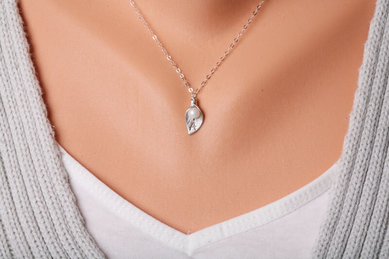 Brautjungferngeschenke, Blumen-Mädchen-Geschenk, Calla Lilie Blumenhalskette, Fertigen Monogramm Initial Und Geburtsstein, Hochzeitsschmuck, Blume von tyrahandmadejewelry2