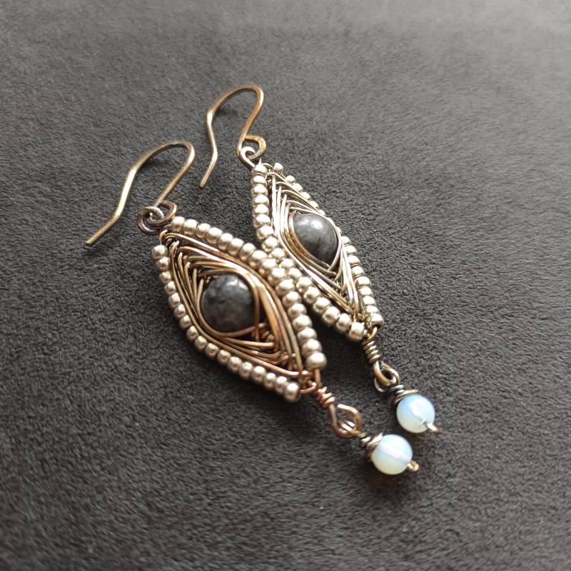 Geflochtene Niedliche Ohrringe Aus Oxidiertem Kupferdraht, Labradorit, Opalite Und Metall-Rocailles, Grau Geflochtene Niedliche Ohrringe Aus Oxidiertem Kupferdraht, Labradorit, Opalite Und Metall-Rocailles, Grau von ueberdraht