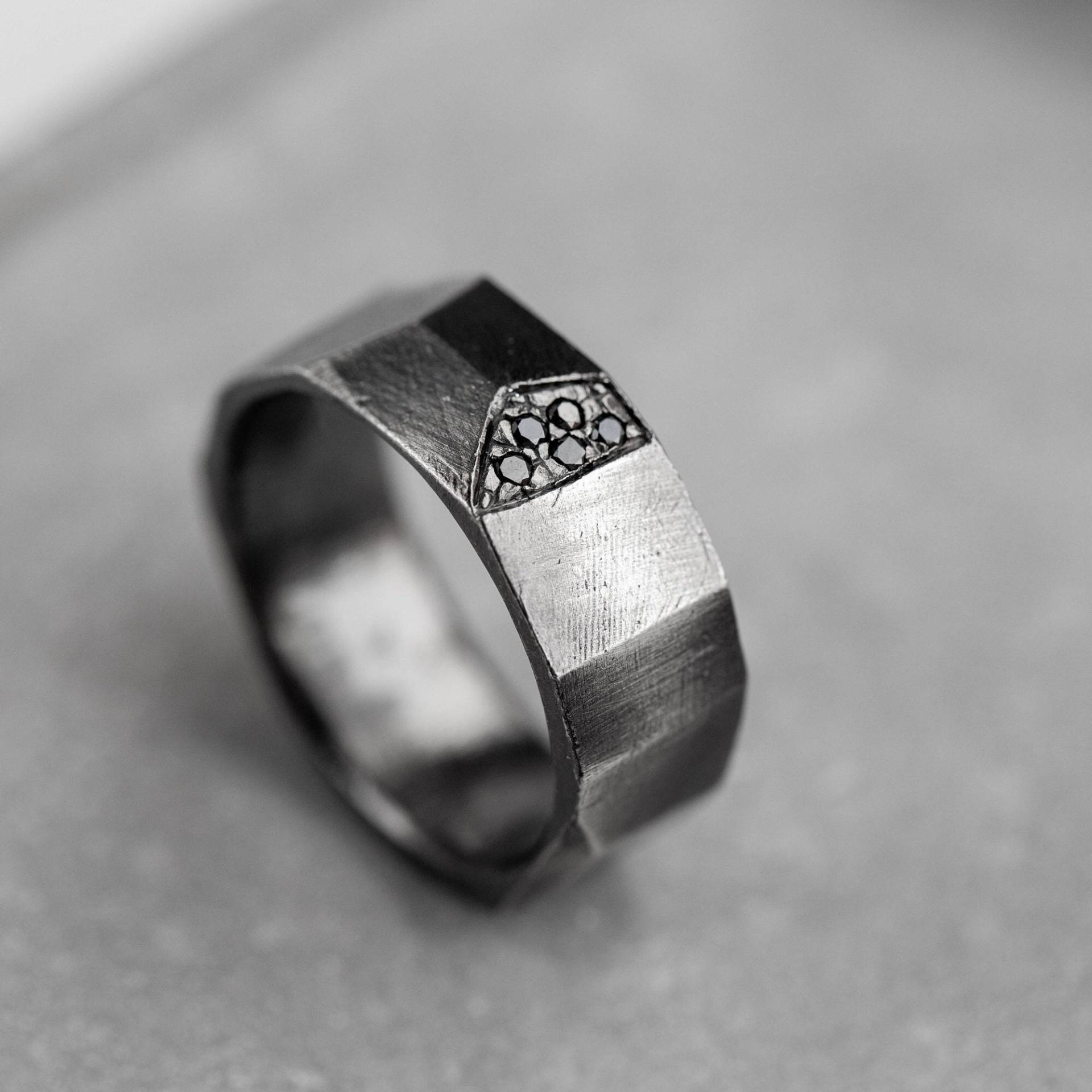 Brutalist Ring Männer Silber Oxidiert Black Diamond Breit - Facettiert Ehering Unisex Schmuck Geschenk Für Ihn Sr00069 von ulalajewels