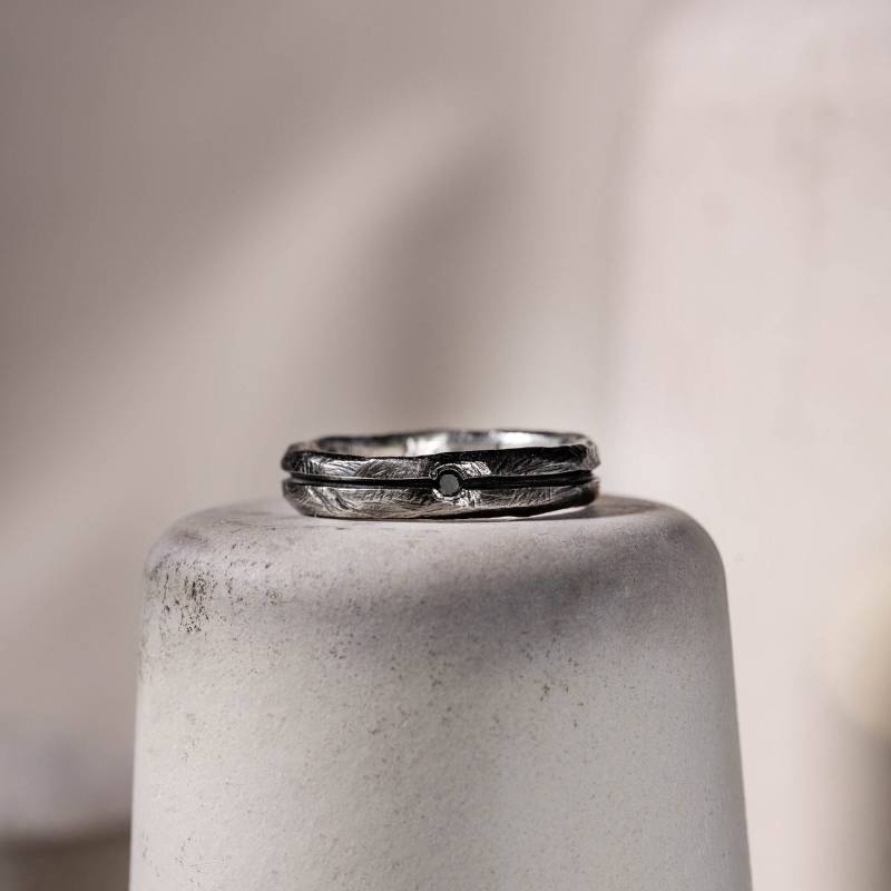 Schwarzer Diamant Ring Männer Oder Rubin Oxidiertes Silber Brutalist - Herren Schmuck Rustikaler Ehering Weihnachtsgeschenk Für Ihn Sr00071 von KyklosWorkshop