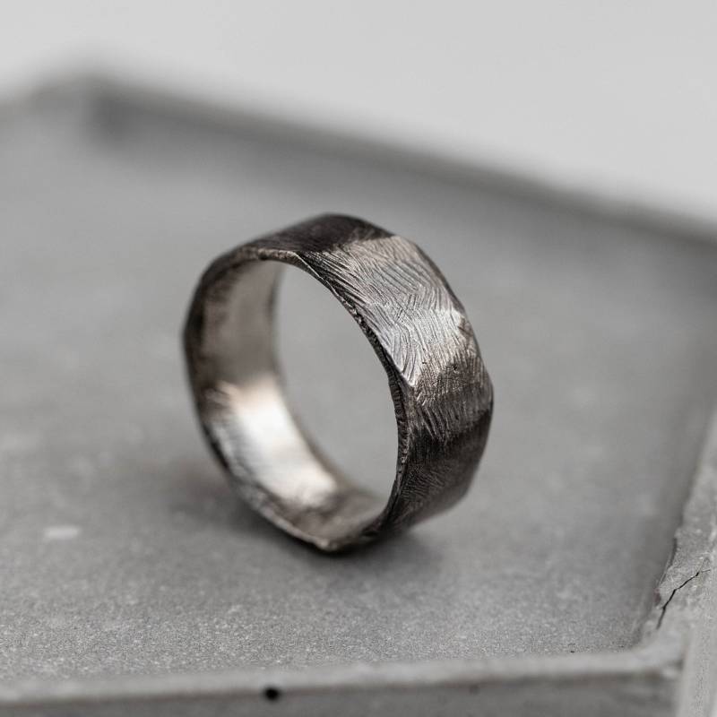 Brutalist Männer Ring Breite Silber Oxidiert Rustikal - Individuell Gravierte Band Weihnachtsgeschenk Für Ihn Sr00065 von KyklosWorkshop
