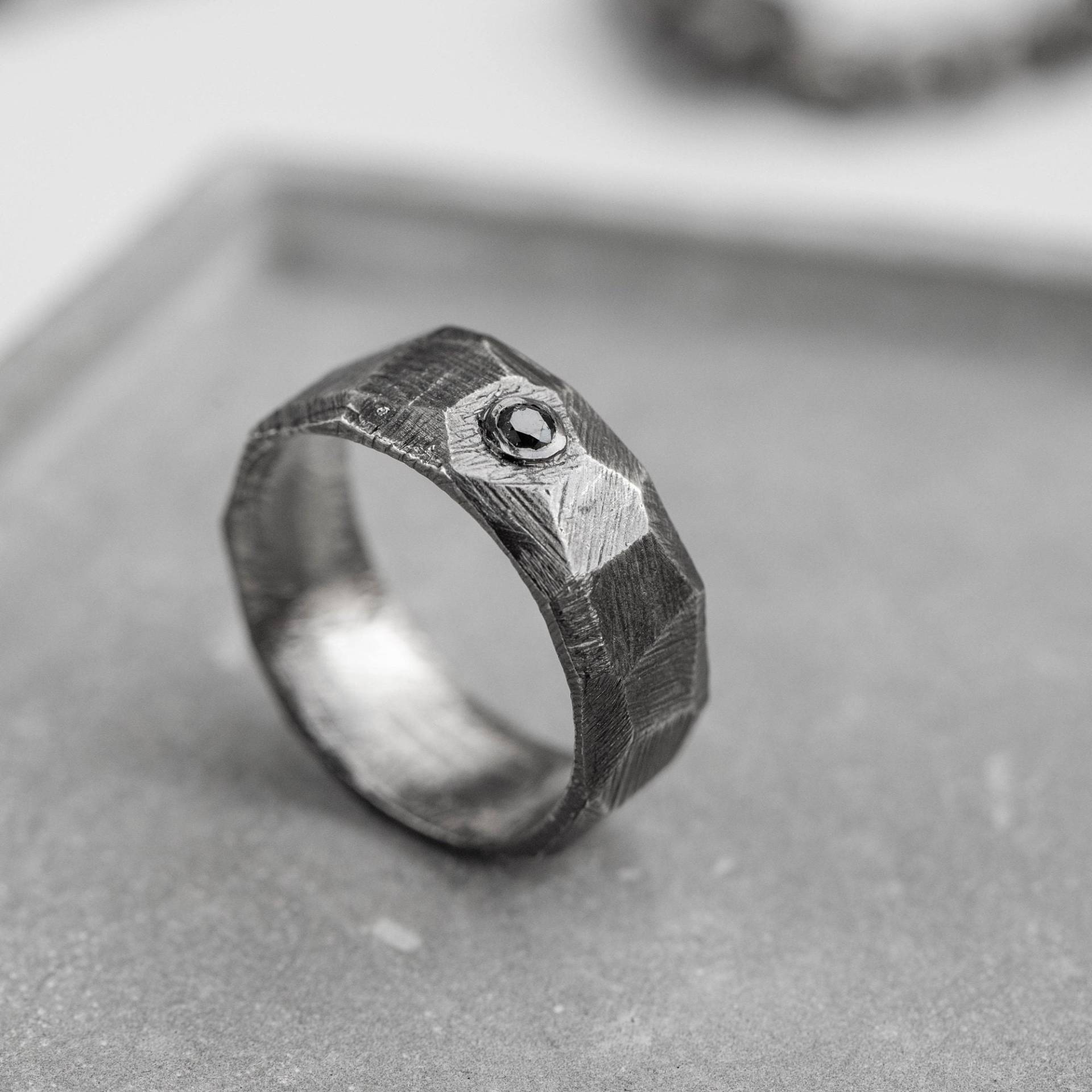 Schwarzer Diamant Ring Männer Brutalist Breite Band Oxidiertes Silber 925 - Strukturierter Ehering Für Ihn Sr00070 von ulalajewels