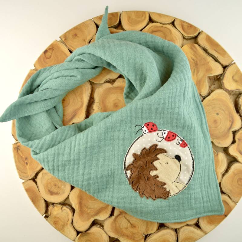 2 Größen/Musselin Tuch Dreieckstuch Kinder Baby Tierapplikation Igel Mit Käfern in Altgrün Halstuch Tier Große Farbauswahl von ullinahandmade