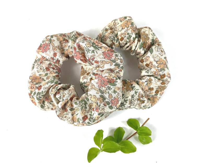 2 Größen/Scrunchie Musselin Haargummi Zopfgummi Beige Mit Blümchen Altrosa Braun Sand Blumen von ullinahandmade