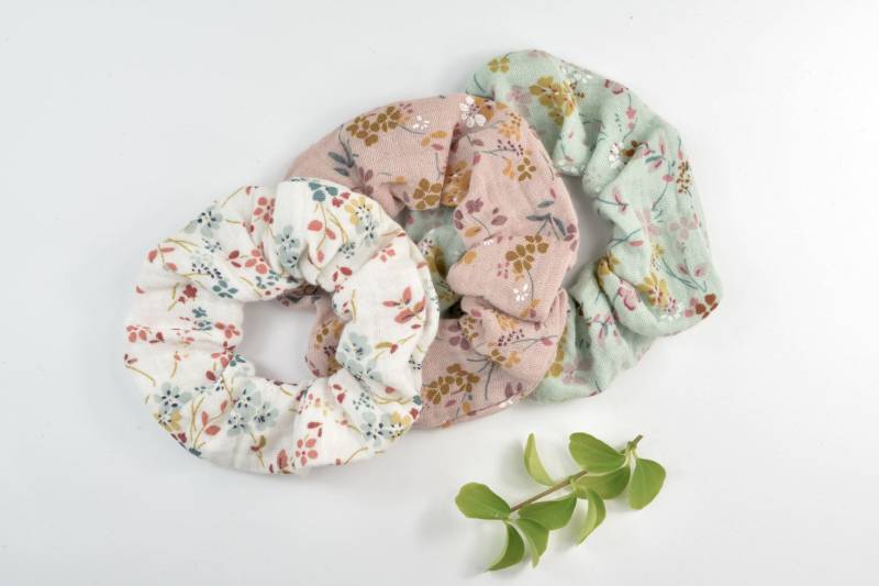 2 Größen Scrunchie/Musselin Haargummi Zopfgummi Weiß Rosa Mint Blümchen Blumen Bunt von ullinahandmade