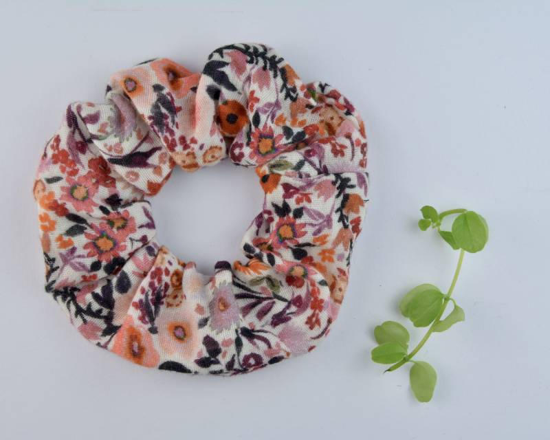 2 Größen Scrunchie Musselin/Haargummi Zopfgummi Blümchen Rost Rot Orange Rottöne Pflanze Blume von ullinahandmade