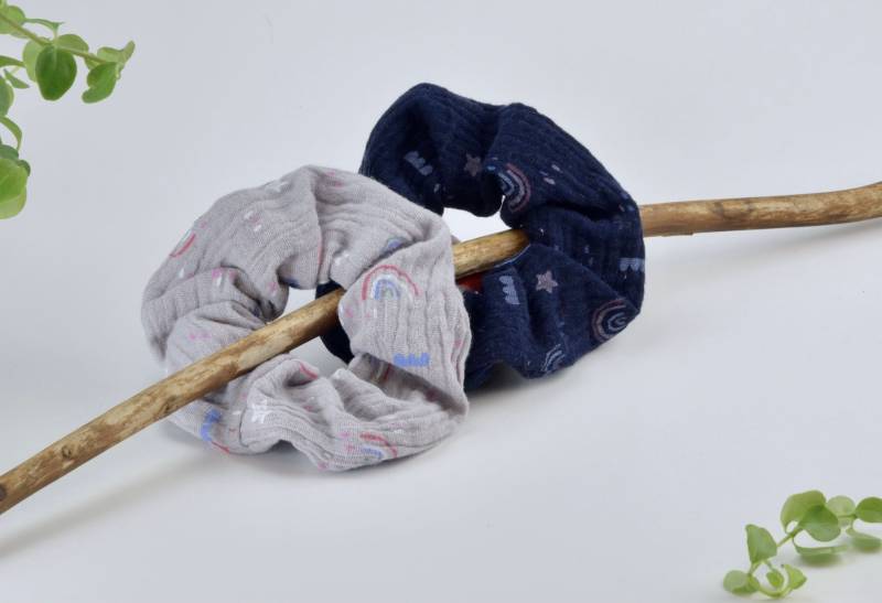 Scrunchie Aus Musselin/Haargummi Zopfgummi Dunkelblau Und Grau Mit Regenbögen Sternen Wolken von ullinahandmade