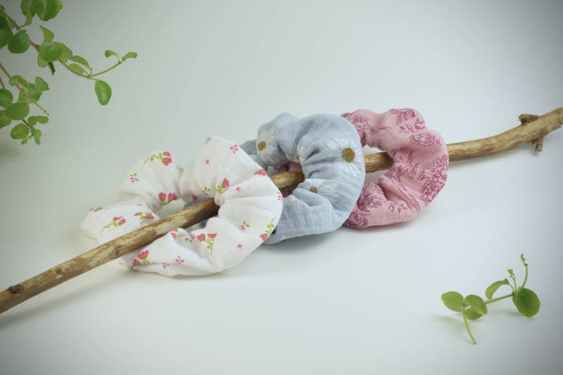 Scrunchie Aus Musselin/Haargummi Zopfgummi Weiß Mit Pinken Tulpen Graublau Margeriten Rosa Pflanzen von ullinahandmade