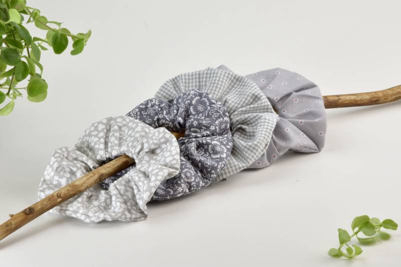 Scrunchie Baumwolle/Haargummi Zopfgummi Grau Hellgrau Blumen Ranken Kariert Blümchen Weiß von ullinahandmade
