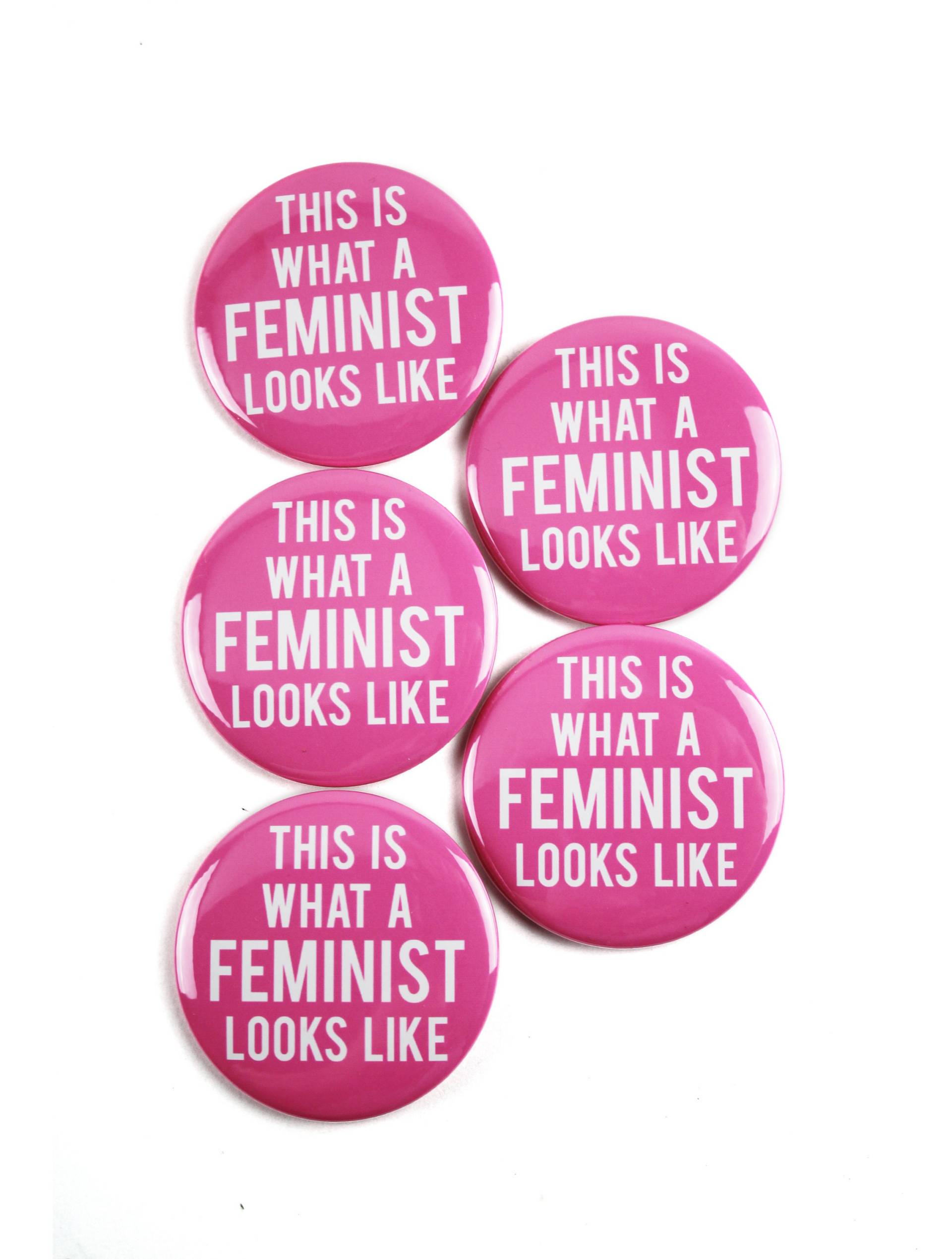 5Er Pack - This Is What A Feminist Looks Like Pink 2, 25 Zoll Runde Knöpfe von umakebuttons