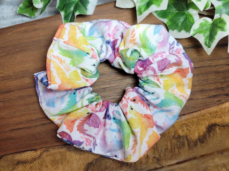 Scrunchie Rainbow Dragons, Haargummi Mit Würfel Scrunchie Rainbow Dragons, Haargummi Mit Würfel von unartick