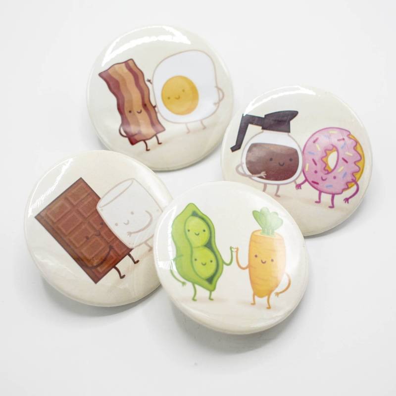 4Er Pack All-Time Buttons, Frühstücksbrettchen, Best Friends 5, 5 cm Buttons Oder Magnete von unbuttonednyc