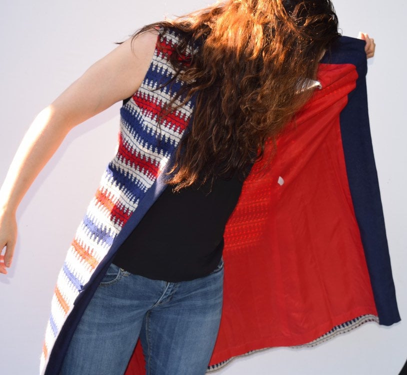 Lange Ärmellose Jacke in Einem Blau, Weiß Und Roten Muster. Größe 14. Hergestellt Von Fred Rothechild Aus Kalifornien. Ilgwu-Anhänger Lange Ärmellose Jacke in Einem Blau, Weiß Und Roten Muster. Größe 14. Hergestellt Von Fred Rothechild Aus Kalifornien. Ilgwu-Anhänger von uncommonclassics