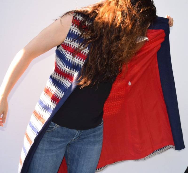 Lange Ärmellose Jacke in Einem Blau, Weiß Und Roten Muster. Größe 14. Hergestellt Von Fred Rothechild Aus Kalifornien. Ilgwu-Anhänger Lange Ärmellose Jacke in Einem Blau, Weiß Und Roten Muster. Größe 14. Hergestellt Von Fred Rothechild Aus Kalifornien. Ilgwu-Anhänger von uncommonclassics