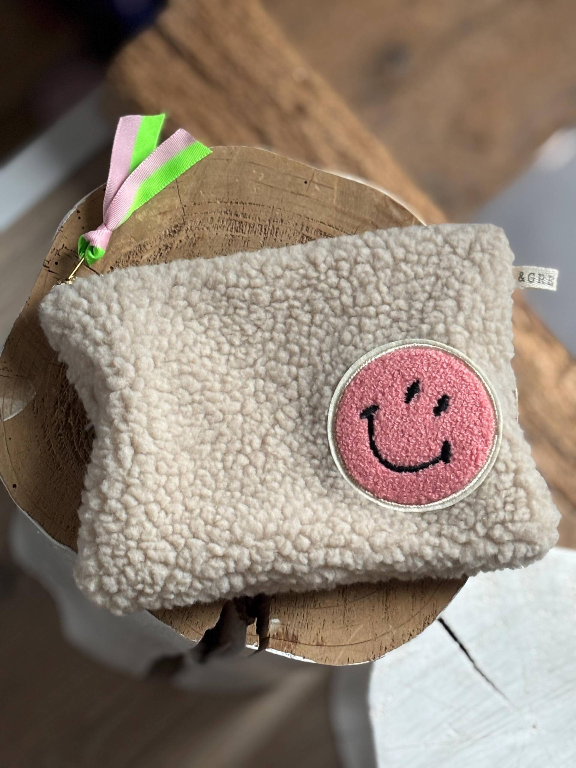Smiley Pouch | Teddy Tasche Kosmetiktasche Necessaire Aus Teddystoff Pochette Täschchen Smiley Pouch | Teddy Tasche Kosmetiktasche Necessaire Aus Teddystoff Pochette Täschchen von undGRETCHEN