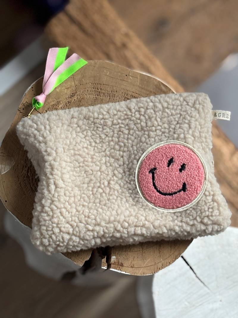 Smiley Pouch | Teddy Tasche Kosmetiktasche Necessaire Aus Teddystoff Pochette Täschchen Smiley Pouch | Teddy Tasche Kosmetiktasche Necessaire Aus Teddystoff Pochette Täschchen von undGRETCHEN