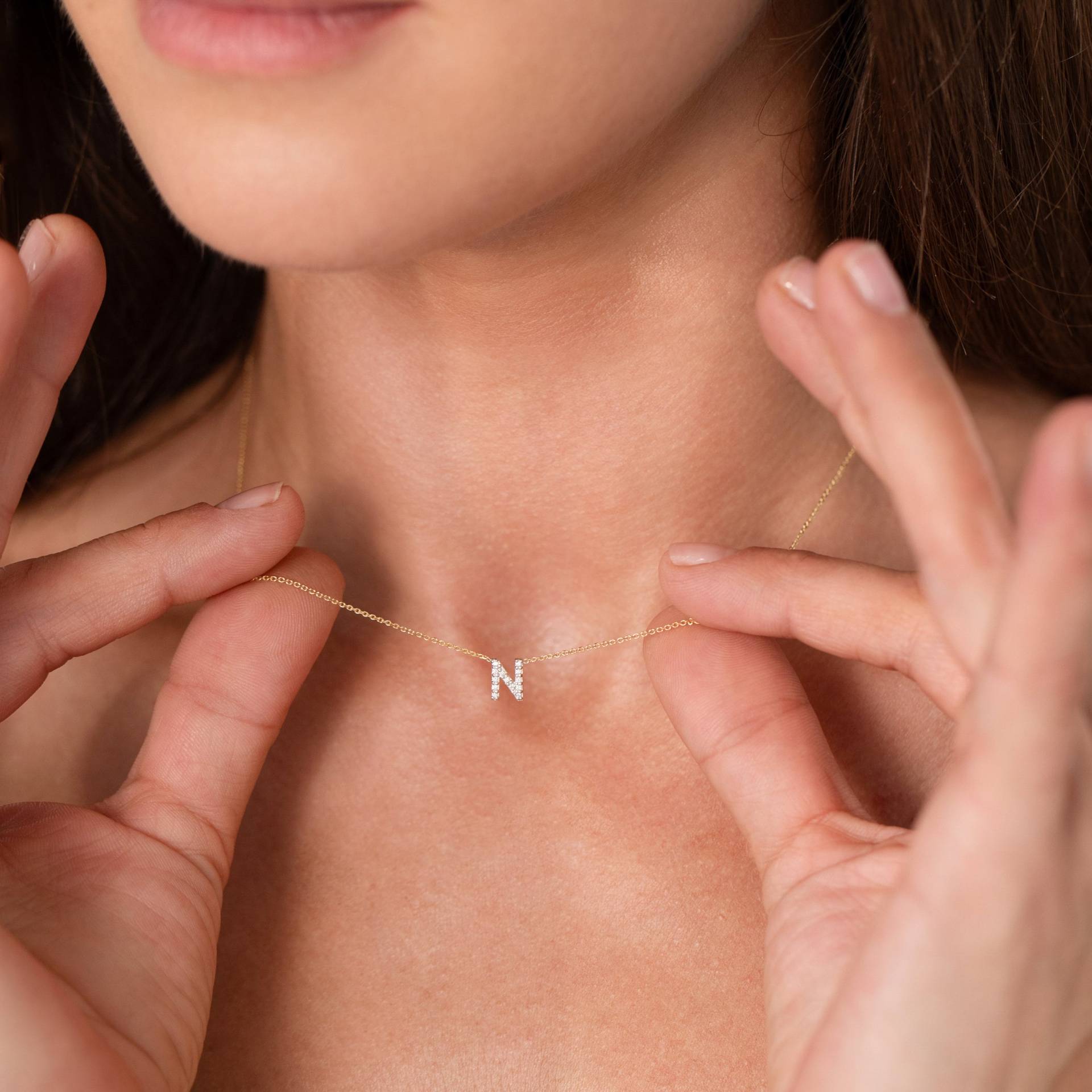 9 Karat Gold Diamant Mini Initial Anhänger Halskette 9 Karat Gold Diamant Mini Initial Anhänger Halskette von undertheroseUK