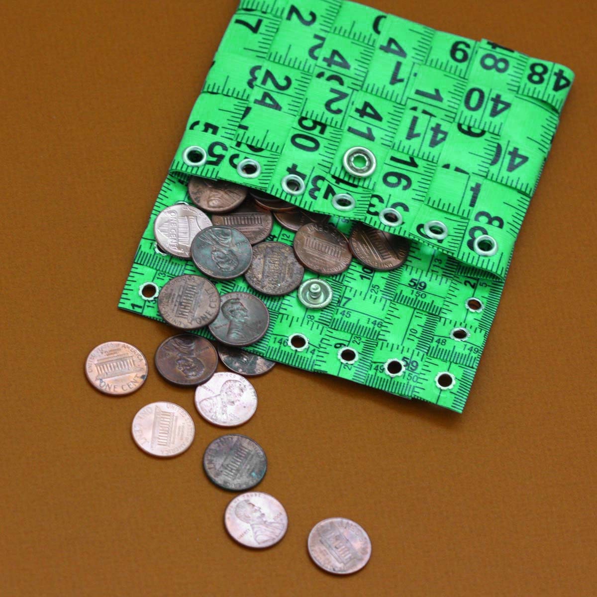 Maßband Münzfach in Grün - Geldbörse Oder Brieftasche Mit Upcycled Massband Erstellt von undoneclothing