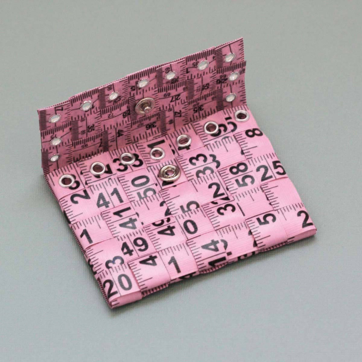 Maßband Münzfach in Rosa - Geldbörse Oder Brieftasche Mit Upcycled Massband Erstellt von undoneclothing