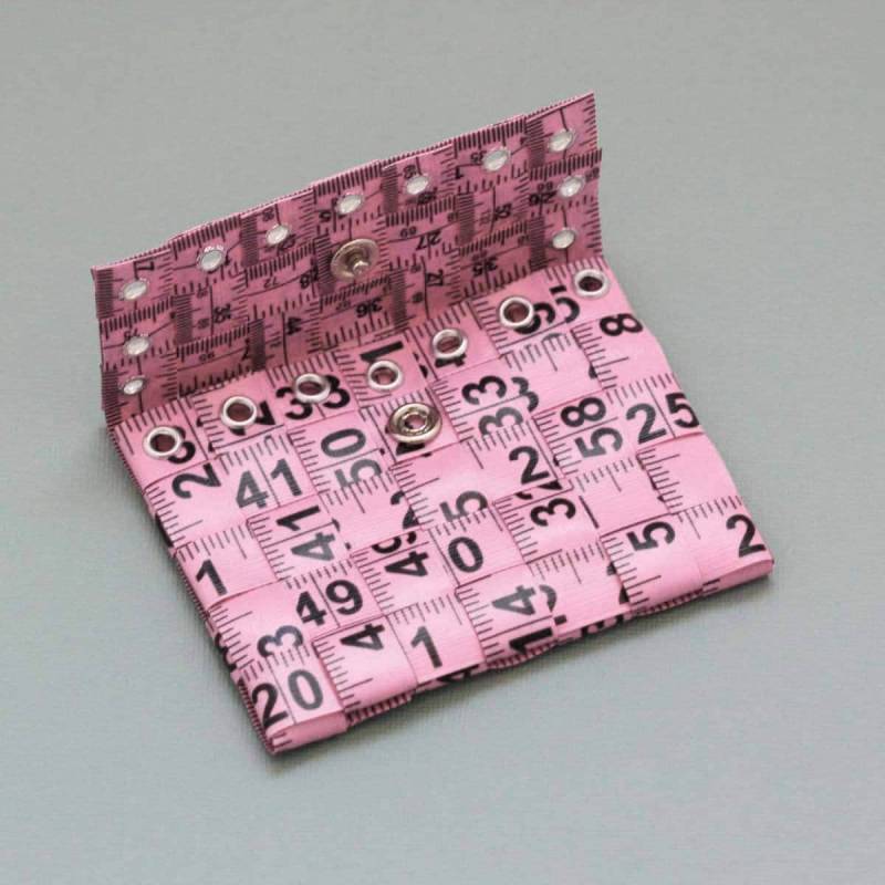 Maßband Münzfach in Rosa - Geldbörse Oder Brieftasche Mit Upcycled Massband Erstellt von undoneclothing