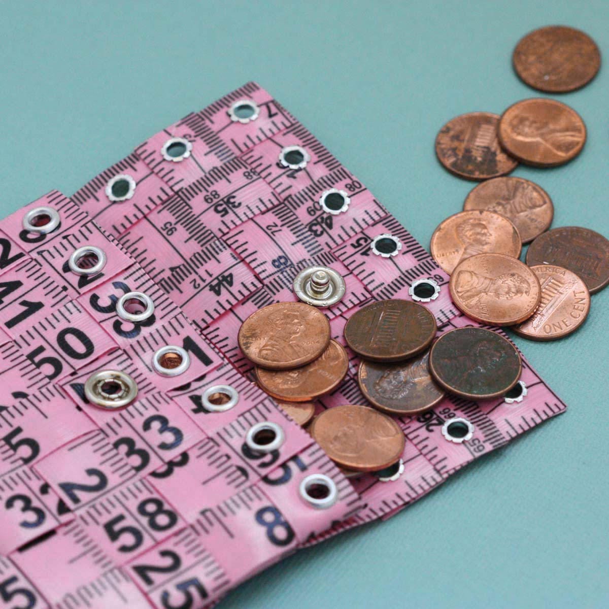 Maßband Münzfach in Rosa - Geldbörse Oder Brieftasche Mit Upcycled Massband Erstellt von undoneclothing