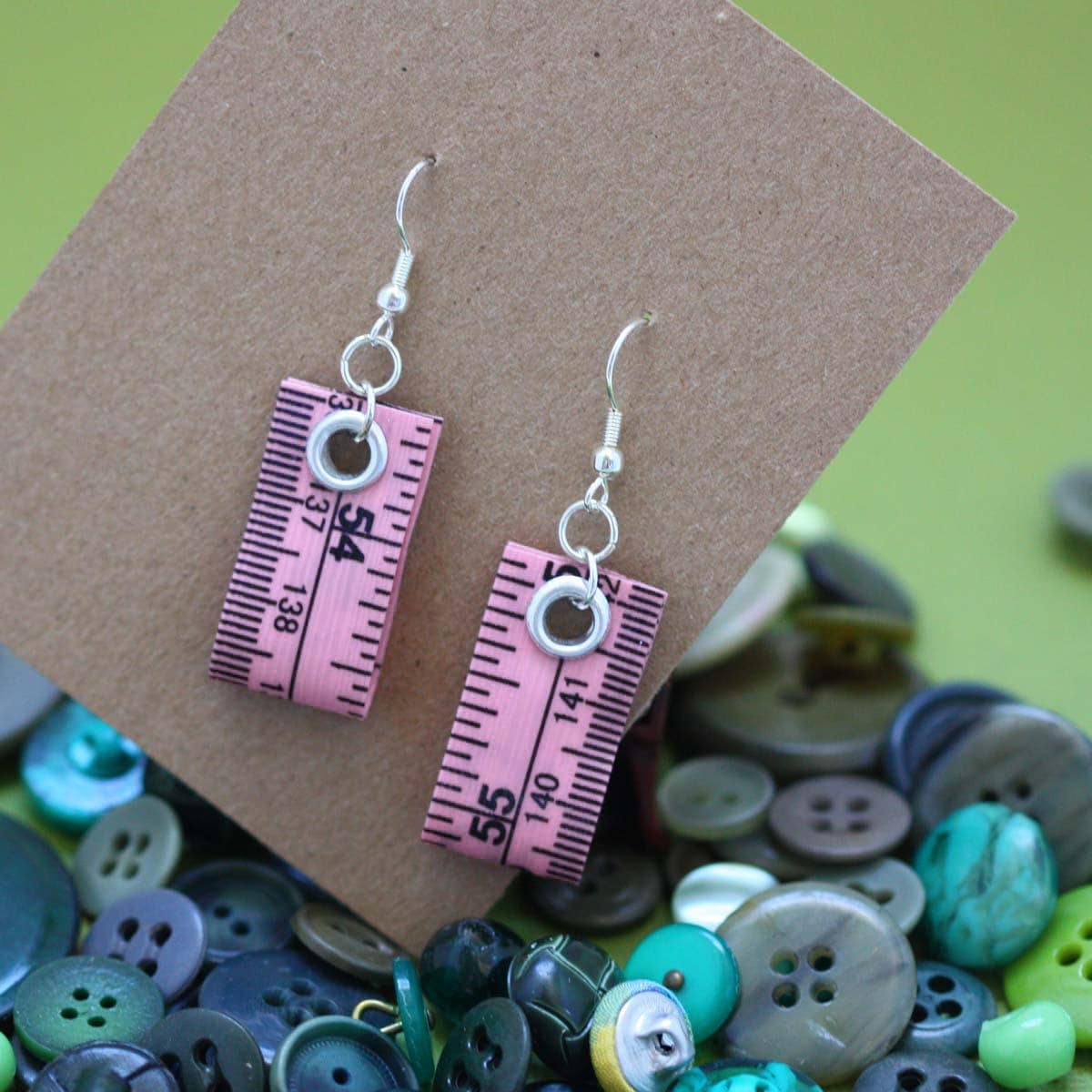 Maßband-Ohrringe in Rosa - Statement Schmuck Erstellt Mit Upcycled Maßband Ohrringe Umfunktioniert Crafty von undoneclothing