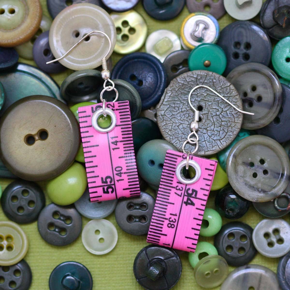 Maßband-Ohrringe in Rosa - Statement Schmuck Erstellt Mit Upcycled Maßband Ohrringe Umfunktioniert Trashion Crafty von undoneclothing