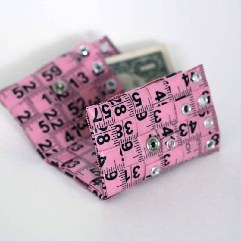 Tape Measure Portemonnaie in Hellrosa - Dreifach Erstellt Mit Upcycling Maßband von undoneclothing