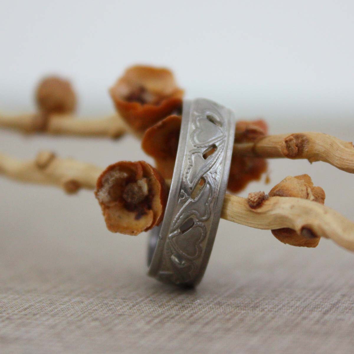 Silber Ring Band Mit Herz Und Lilie Durchbohrt Metall Design Silber Ring Band Mit Herz Und Lilie Durchbohrt Metall Design von undoneeclectic