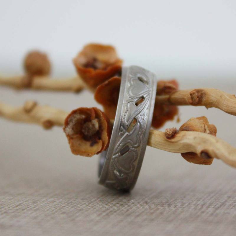 Silber Ring Band Mit Herz Und Lilie Durchbohrt Metall Design Silber Ring Band Mit Herz Und Lilie Durchbohrt Metall Design von undoneeclectic