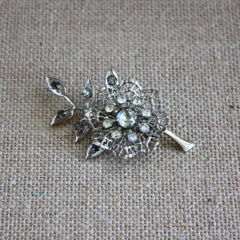 strass Blume Und Blatt Brosche - Vintage Kostüm Schmuck strass Blume Und Blatt Brosche - Vintage Kostüm Schmuck von undoneeclectic