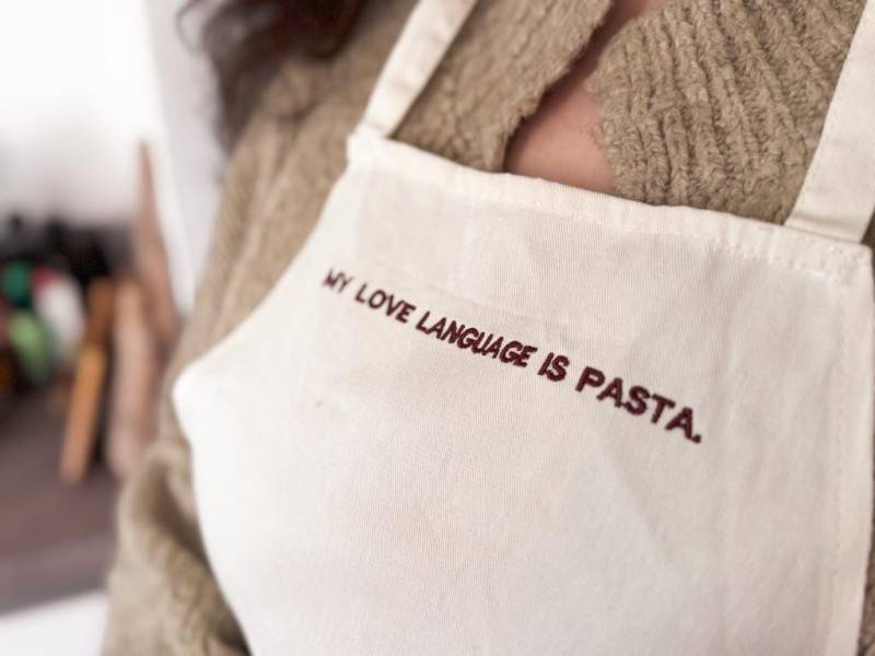 Pasta Is My Love Language | Bestickte Schürze Mit Spruch Minimal Stick Personalisierung Möglich Kochschürze Geschenk Valentinstag von unduebrigens