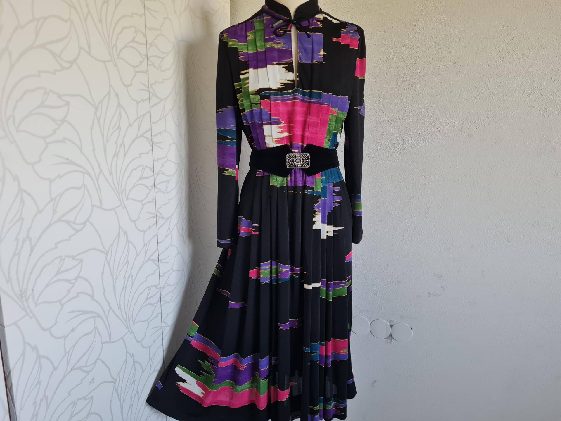 Gr. 36-38 Fließendes Vintagekleid Paris Schwarz Lila Grün Blau Gemustert von uniqueMG