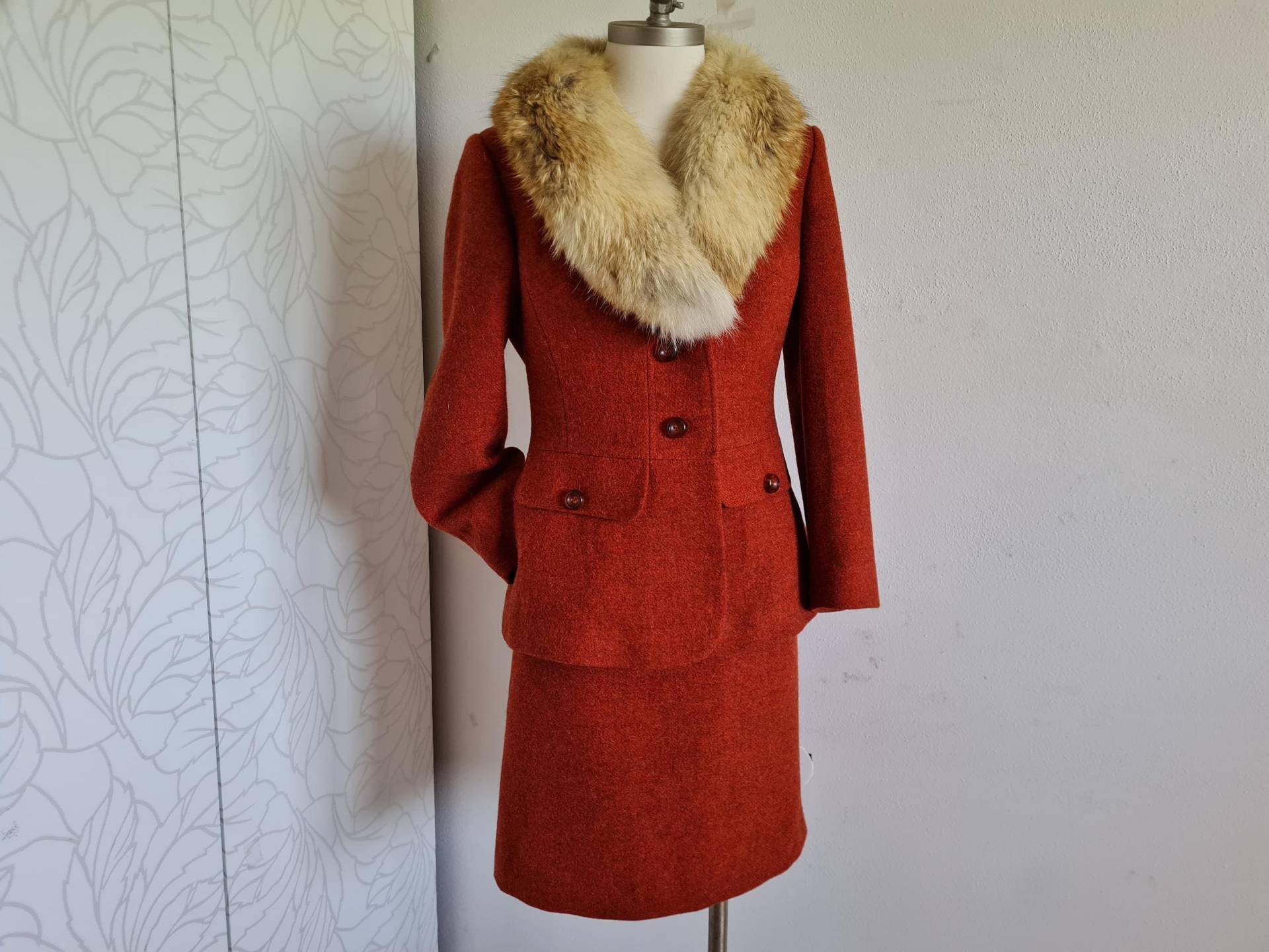 Gr. 36-38 Vintagekostüm 60Er Jahre Orangebraun Pelzkragen Tailliert Wollkostüm Gr. 36-38 Vintagekostüm 60Er Jahre Orangebraun Pelzkragen Tailliert Wollkostüm von uniqueMG