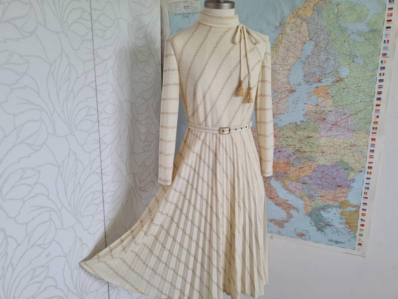 Gr.38-40 Vintagekleid Strick Creme Gold Gr.38-40 Vintagekleid Strick Creme Gold von uniqueMG