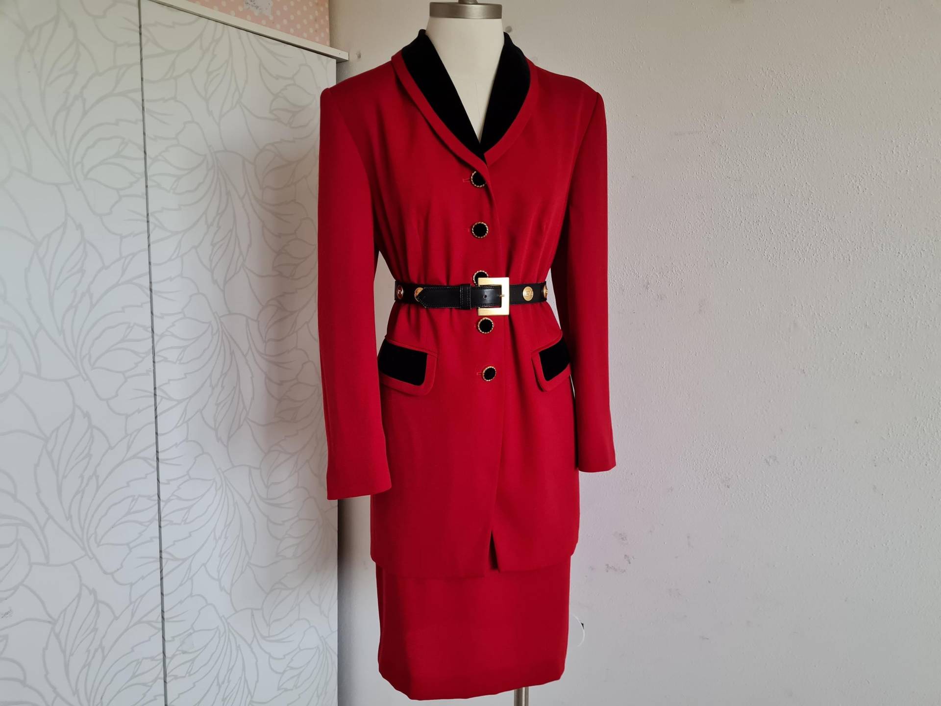 Gr.40 Vintage Hardobe Kostüm Blazer Bleistiftrock Rot Schwarz Samtkragen Gr.40 Vintage Hardobe Kostüm Blazer Bleistiftrock Rot Schwarz Samtkragen von uniqueMG