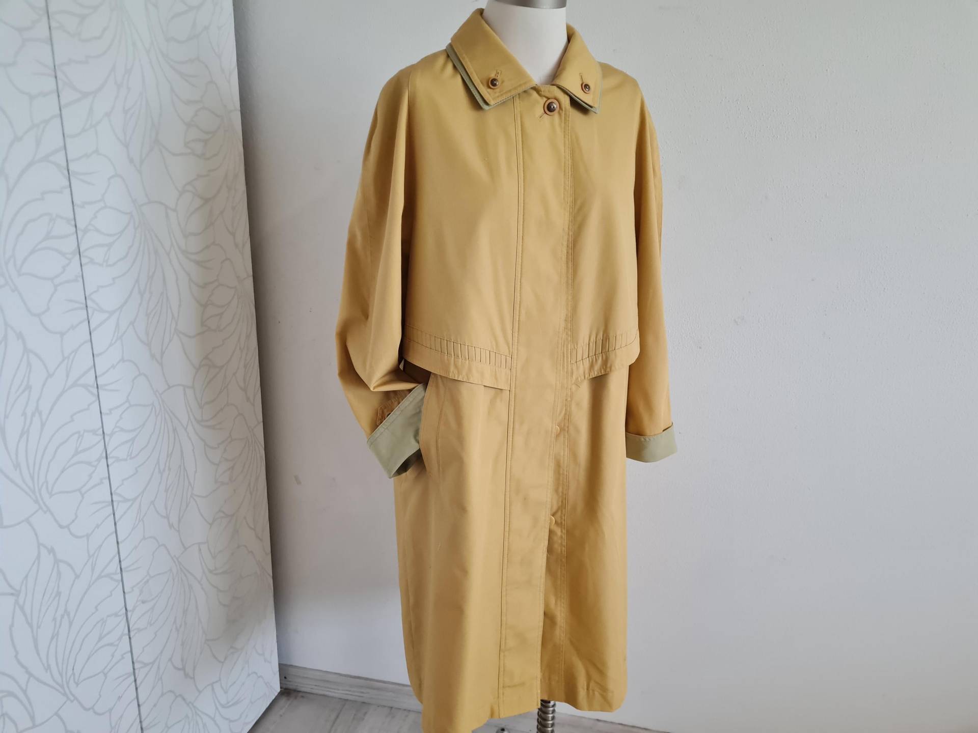 Gr42-44 Vintage Trenchcoat Currygelb 80Er Jahre Oversize Übergangsmantel Gr42-44 Vintage Trenchcoat Currygelb 80Er Jahre Oversize Übergangsmantel von uniqueMG