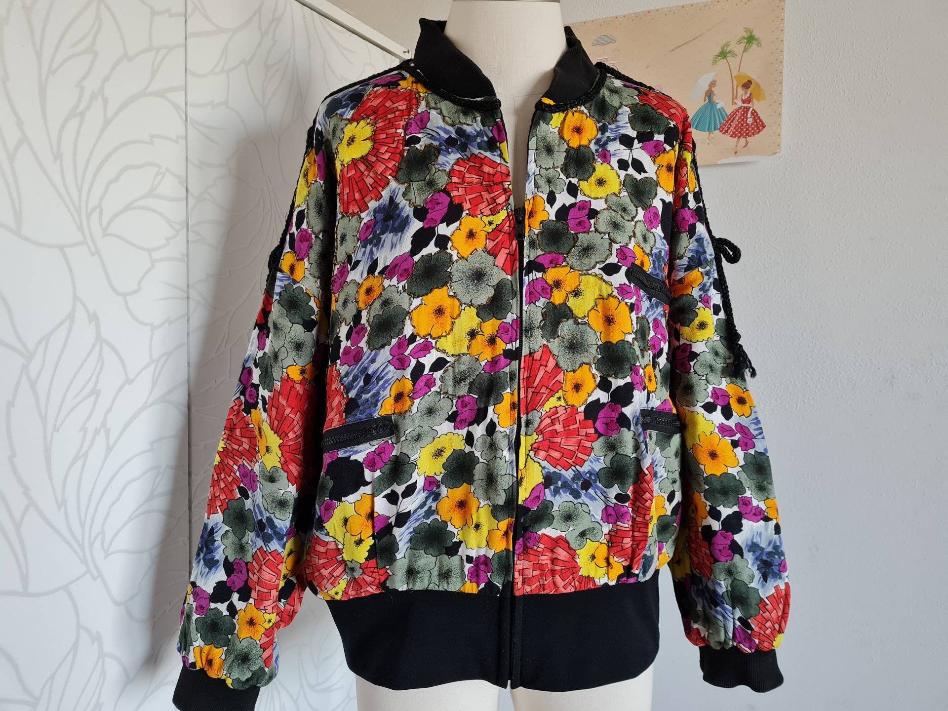 Vintage Bomberjacke Blumig Wattiert Kordelverzierung Vintage Bomberjacke Blumig Wattiert Kordelverzierung von uniqueMG